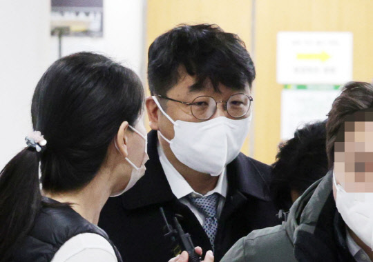 이정훈 전 빗썸코리아 이사회 의장이 3일 오후 서울 서초동 중앙지법에서 열린 1심 선고 공판에 출석하고 있다. 연합뉴스 제공.